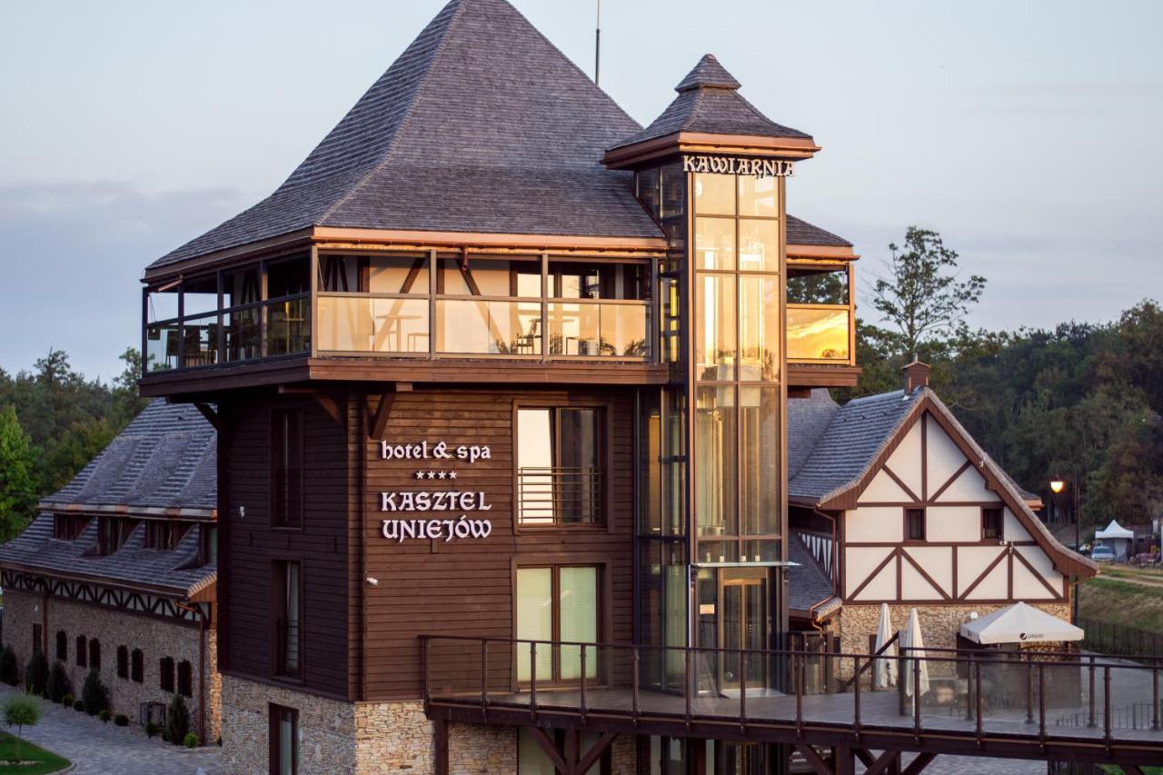 Hotel & Spa **** Kasztel ウニエユフ エクステリア 写真