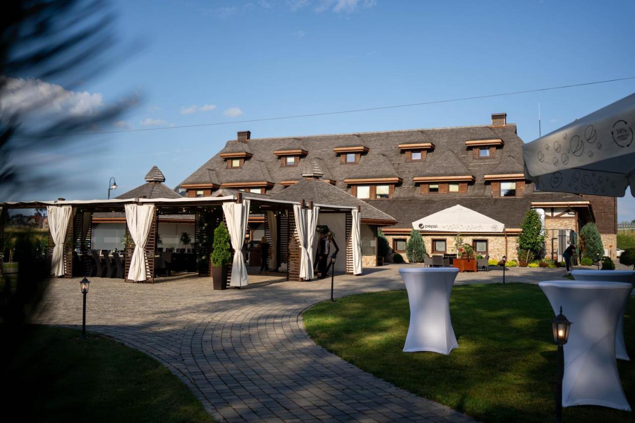 Hotel & Spa **** Kasztel ウニエユフ エクステリア 写真