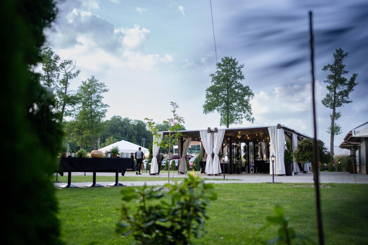 Hotel & Spa **** Kasztel ウニエユフ エクステリア 写真