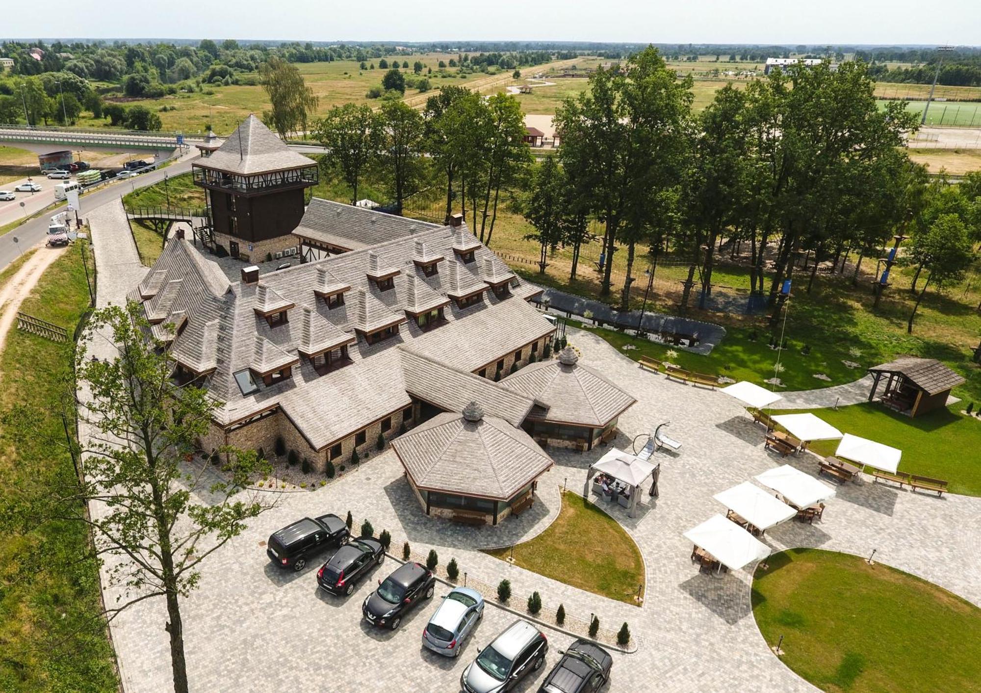 Hotel & Spa **** Kasztel ウニエユフ エクステリア 写真