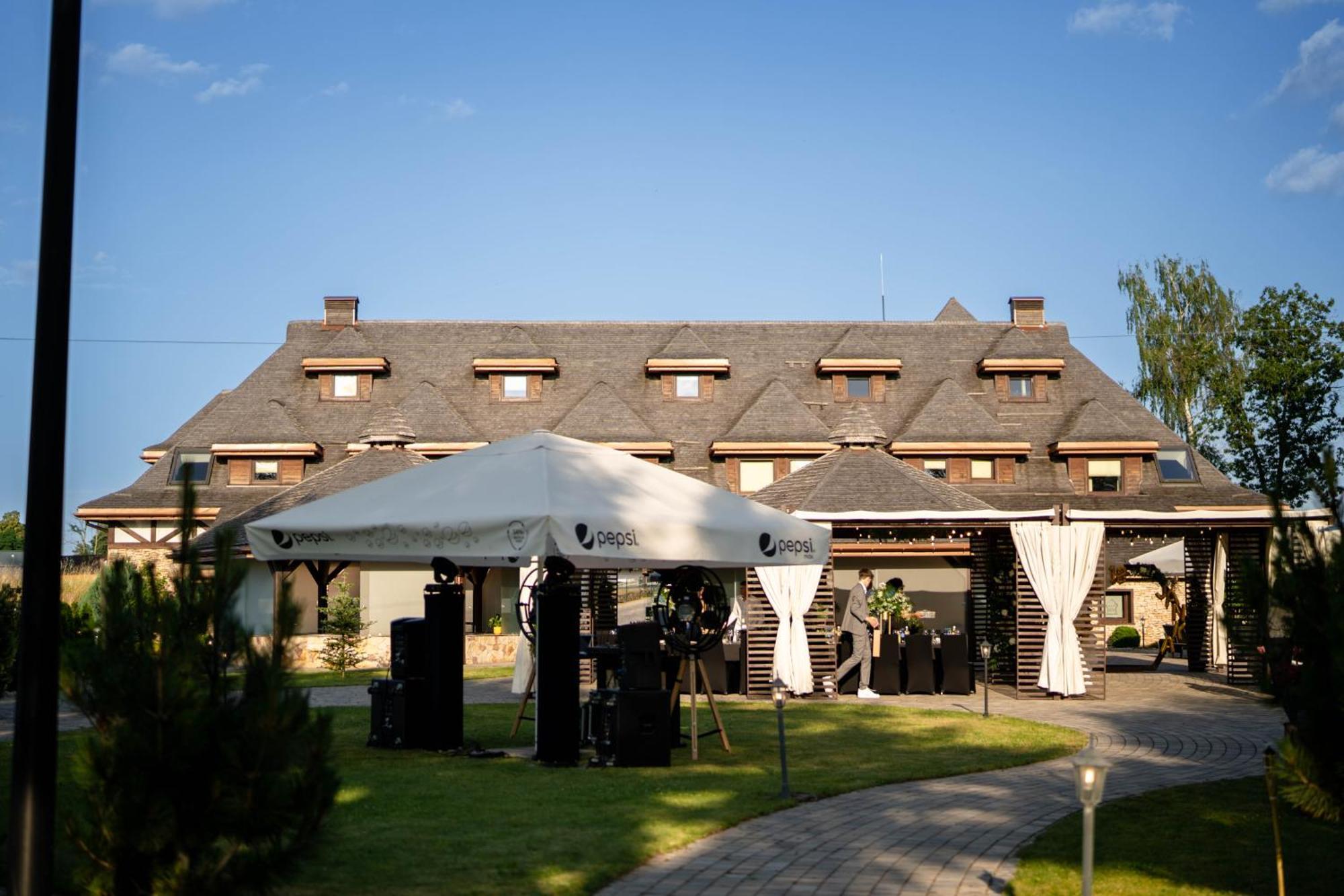 Hotel & Spa **** Kasztel ウニエユフ エクステリア 写真