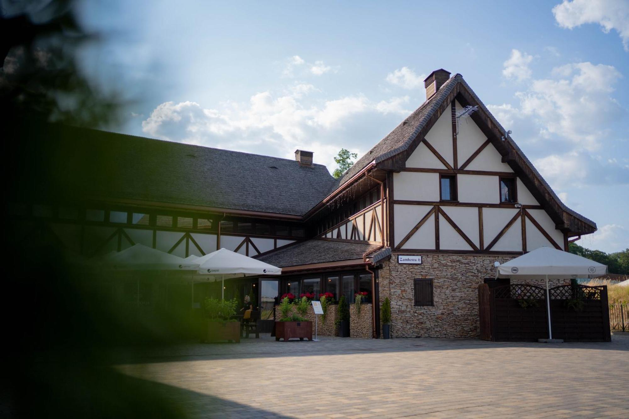 Hotel & Spa **** Kasztel ウニエユフ エクステリア 写真