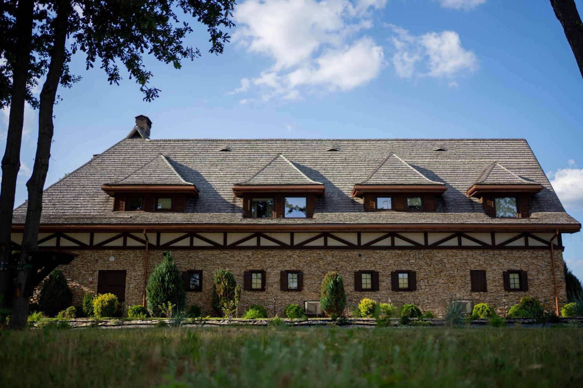 Hotel & Spa **** Kasztel ウニエユフ エクステリア 写真