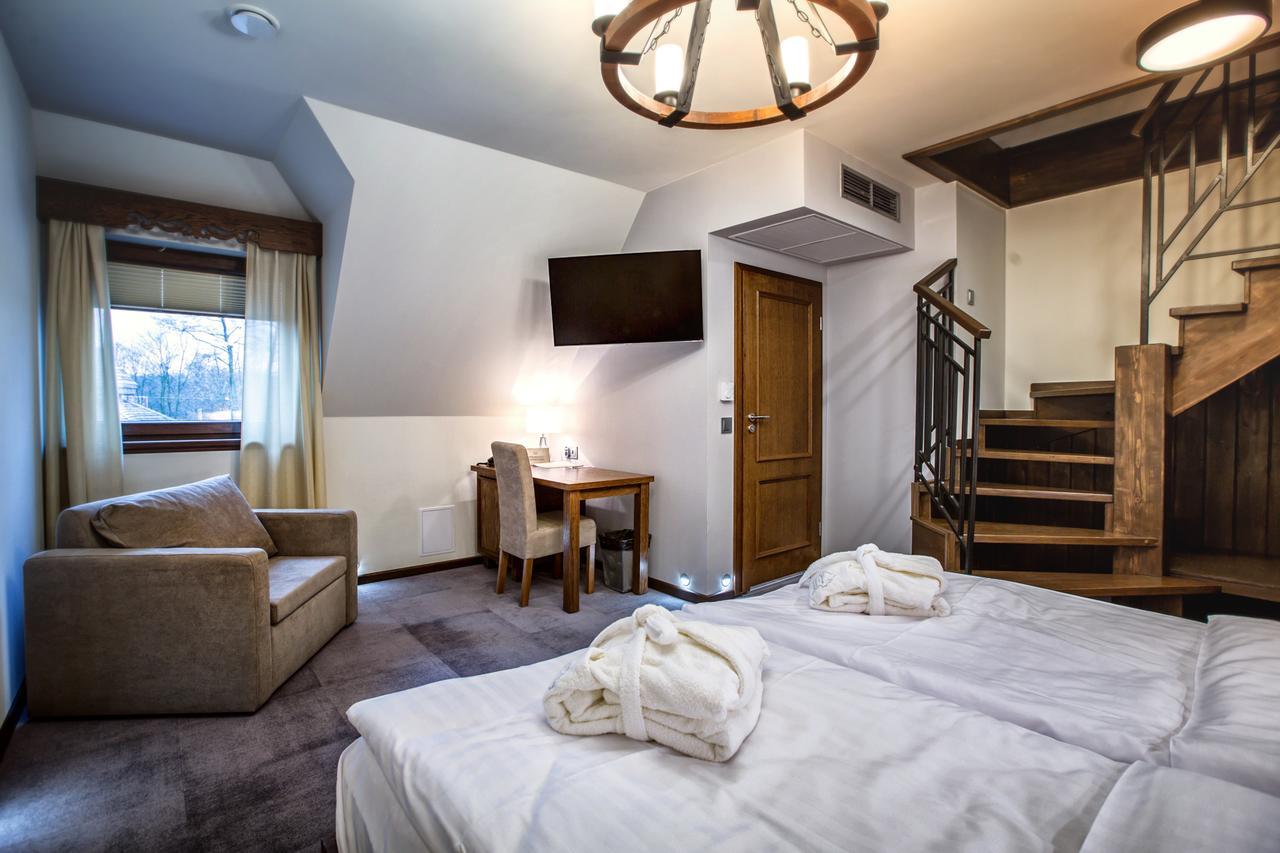 Hotel & Spa **** Kasztel ウニエユフ エクステリア 写真