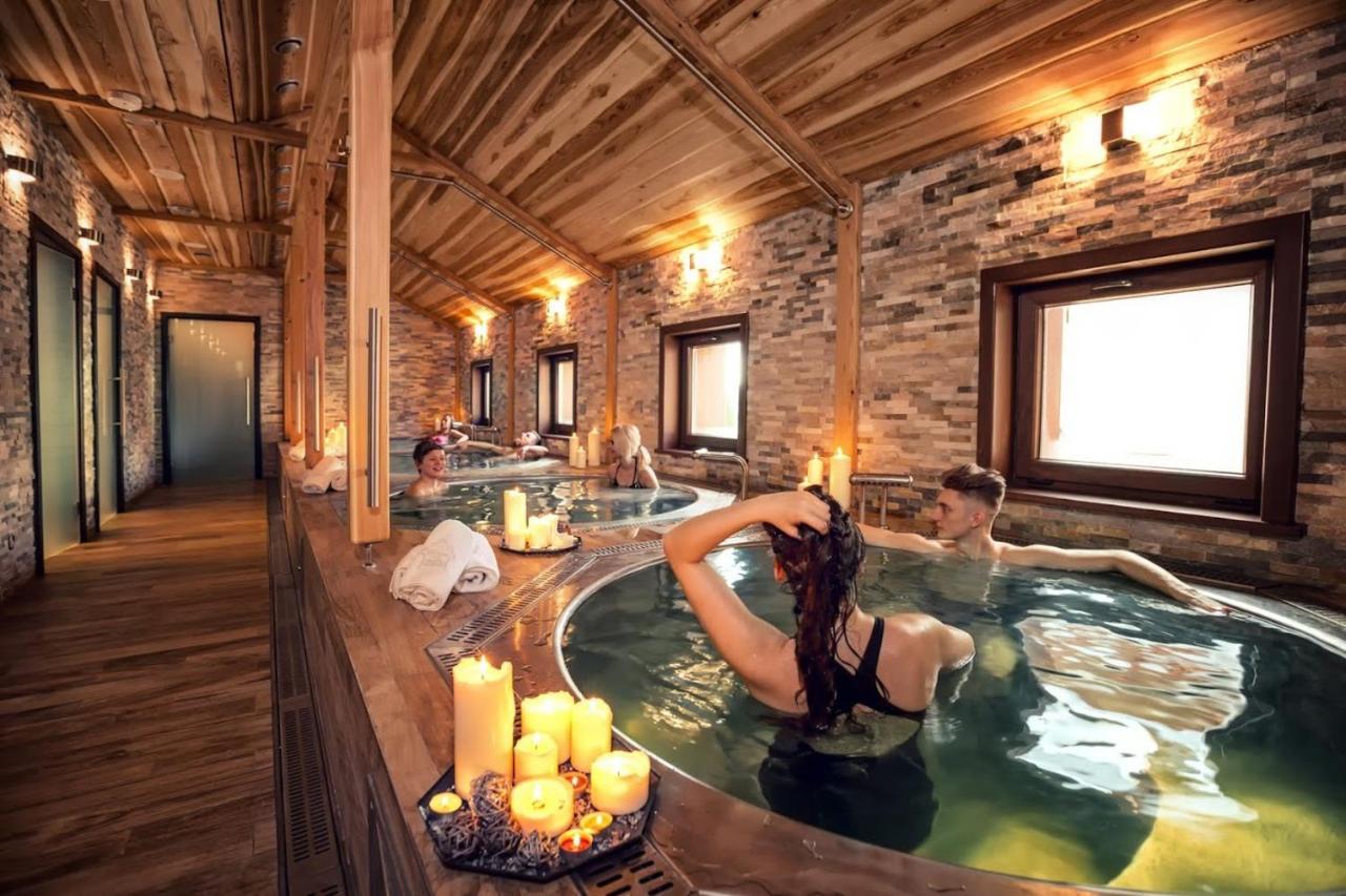 Hotel & Spa **** Kasztel ウニエユフ エクステリア 写真
