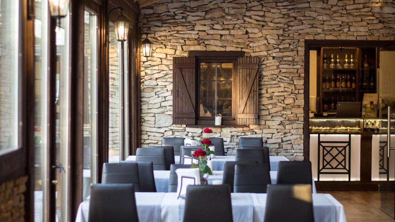 Hotel & Spa **** Kasztel ウニエユフ エクステリア 写真